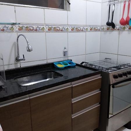 Stúdio confortável com ar condicionado e internet. Appartamento São Vicente Esterno foto